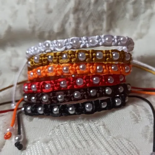 Pulseira macrame pequenas pérolas 