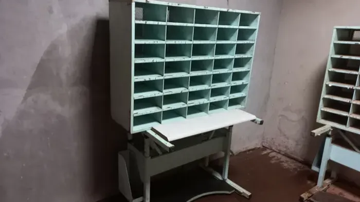 Mesa de aço com armario