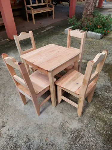 Conjunto de Mesa e Cadeiras de Madeira infantil