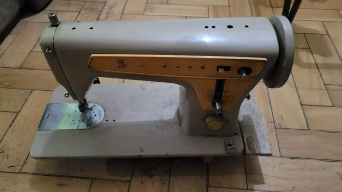 Antiguidade Maquina de costura singer década de 70