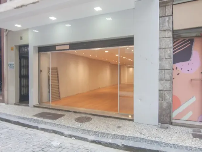 Loja para Locação no Centro do Rio de Janeiro - 2 Banheiros e 250m² de Área Disponíveis!