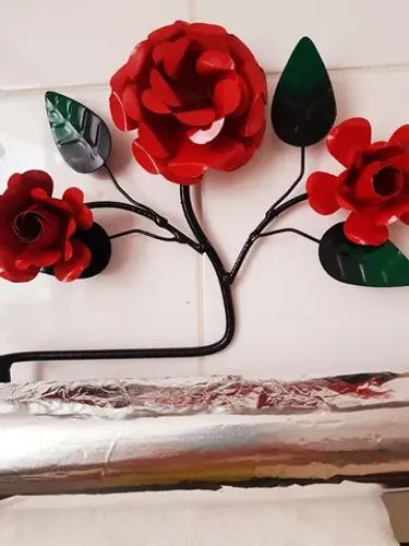 Papeleira de parede com rosas