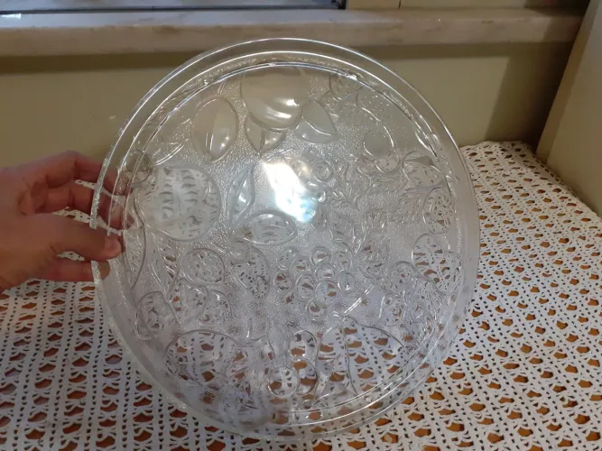Vendo Prato de vidro redondo para bolo com desenhos em alto relevo