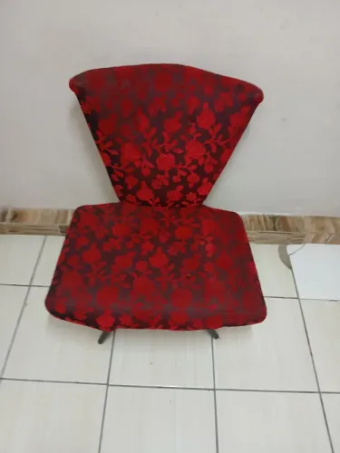 Cadeira estofada vermelha modelo londres