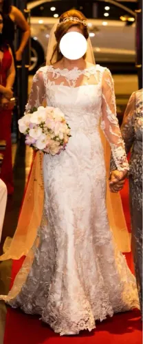 Vestido de noiva com renda e bordado a mão