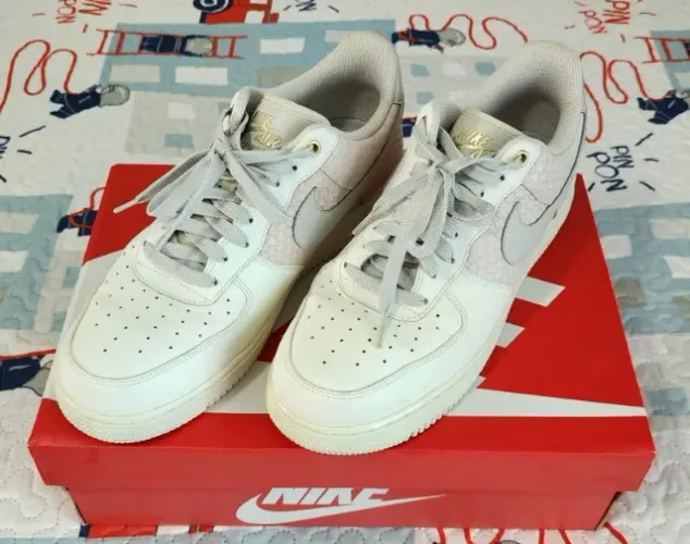 Tênis Nike Air Force 1 Low Sail Light Bone Metallic Gold