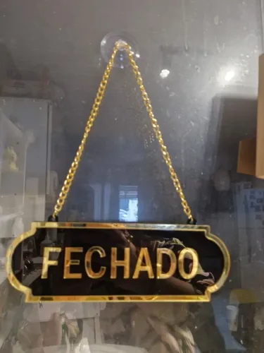 Aberto e fechado em acrílico 