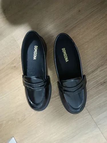 Sapatos pretos estilo mocassim