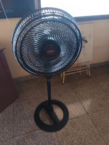 Ventilador Britânia de coluna funcionando 
