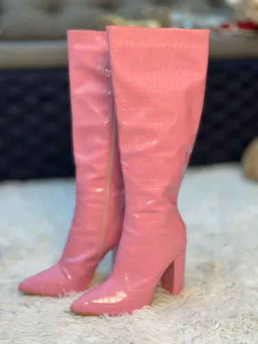Bota Cano Alto Croco Verniz Rosa