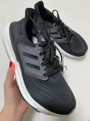 Tênis Adidas Ultraboost light tamanho 44