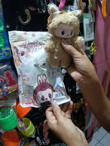 Labubu pequeno pelúcia