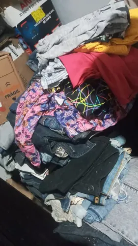 Lote de roupas variadas usadas
