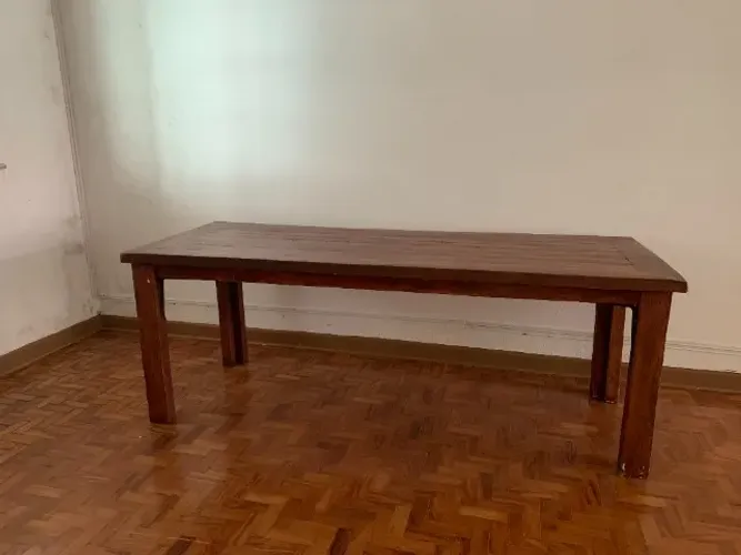 Mesa de madeira com 3 bancos