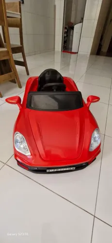  carrinho elétrico ponche vermelha.<br>Com o controle remoto, toca música, pega o pen. DR
