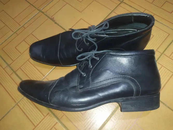 Botas de Couro Preto - Elegância e Conforto