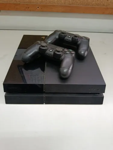 PS4 Base com 2 controles e 4 jogos