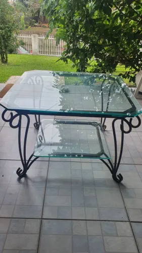 Mesa de centro de vidro bisotê e ferro fundido antiga vintage
