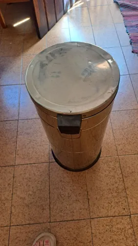 Lixeira de inox 62cmx29cm