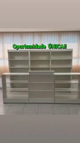 Conjunto de Expositores e Prateleiras - Oportunidade Única!