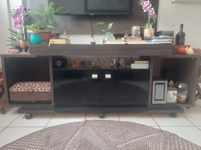 Rack para TV com 2 portas e 2 nichos