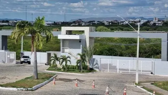 02 (dois) LOTES: cada lote medindo 12m X 25m (300 m2); valor de cada lote R$ 140.000,00