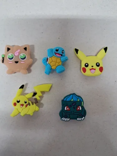 POKEMON - Pikachu, Charmander, Bulbasaur, Squirtle- Enfeite de Sapato