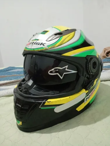 Um capacete da noriske, usado, mais com tudo ok ! No capacete só falta a viseira ! 