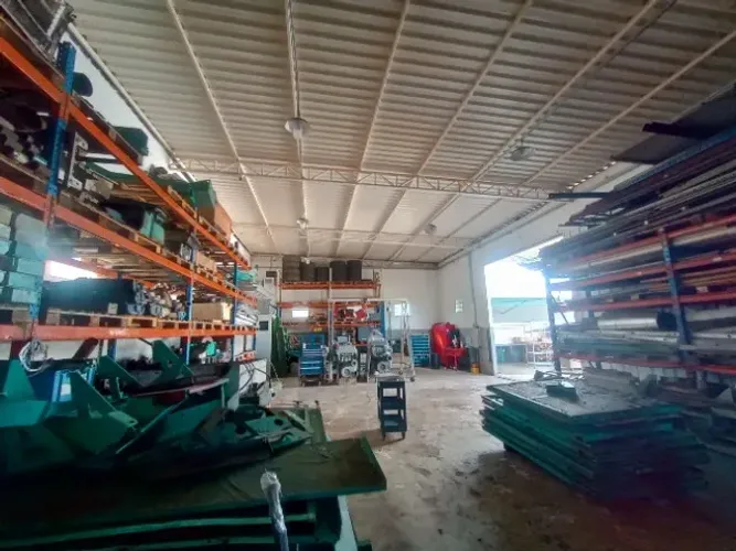 Excelente Galpão 163m² c/ Pé Direito 5 metros no Parque Dez