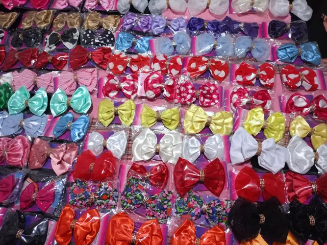 Laços de cabelo coloridos e estilosos