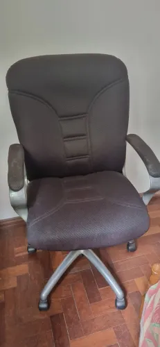Cadeira em tecido ealuminio