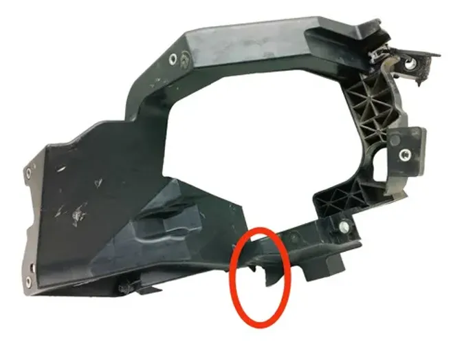 Suporte Farol Dianteiro L/direito Fiat Toro 2016 (detalhe)