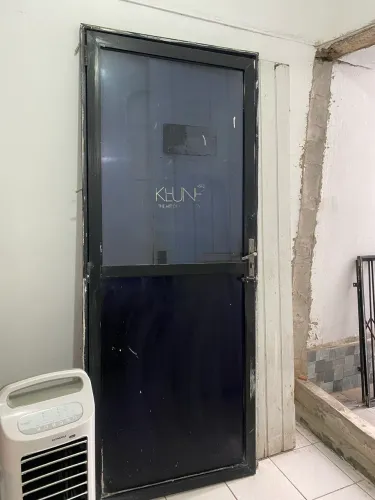 Porta de vidro e aço na cor presta seminova em excelente estado