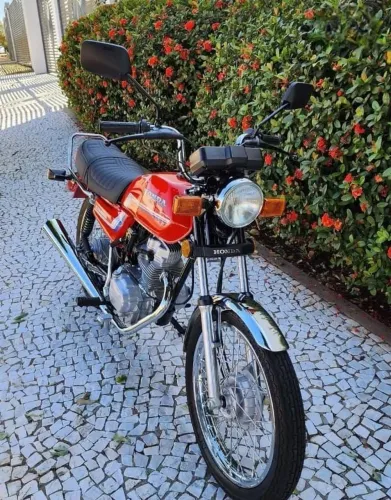 Honda CG. 125 cc 1983  Placa Preta.<br>Certificado clube carro antigo.