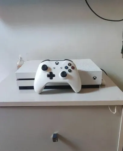 Xbox One S 1TB com Controle e dois jogos