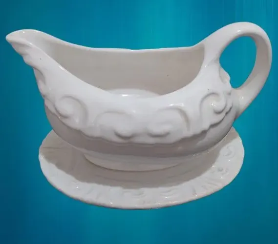 Molheira de porcelana branca com detalhes em relevo
