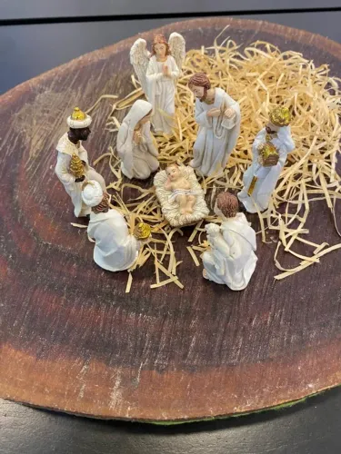 Presépio de resina com 8 peças para encantar o seu Natal. Sem a cúpula de vidro.