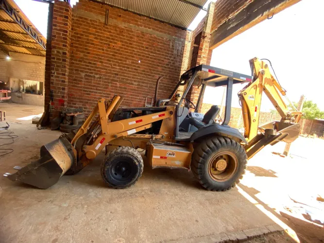 Retroescavadeira case 580L 4x2 ano 2004