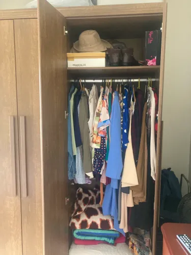 Guarda roupas semi novo