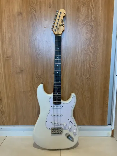 Guitarra Stratocaster Malibu branca