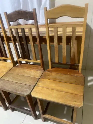 Vendo cadeira de madeira ?