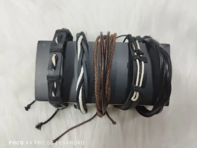 Lote de pulseiras em couro