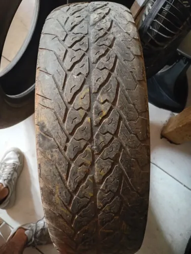 1 pneu Pirelli Scorpion 225/70/16.