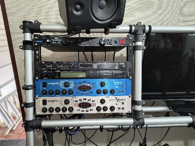 - Simulador de amplificador de guitarra Behringer V-AMP PRO (Azul) - É usado como uma peda