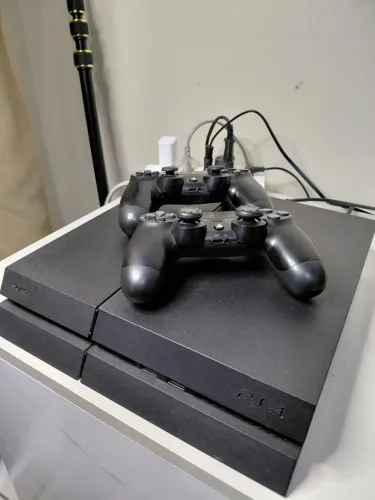 PlayStation 4 fat 500GB + 3 jogos, 2 controles e 1 capa antipoeira