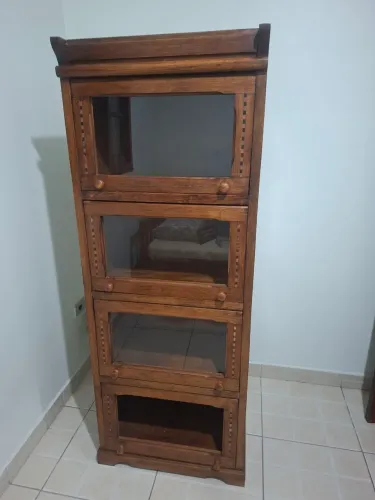 Estante em madeira com portas