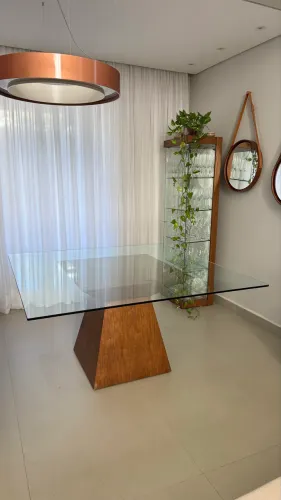Mesa de jantar em vidro com base em madeira - Design contemporâneo