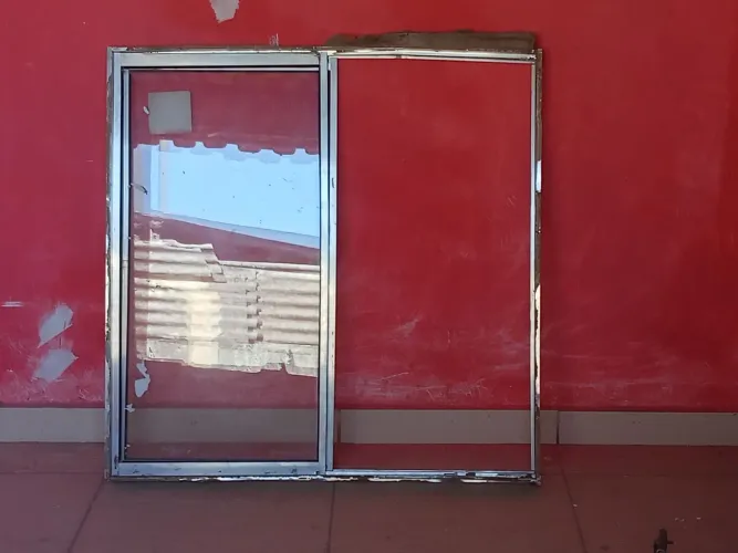 Vende-se janelas e porta de aço 150 janela 500 porta de aço ..negociáveis