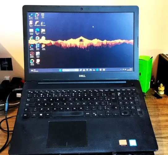 Notebook Dell i5 8th Gen / Radeon Graphics