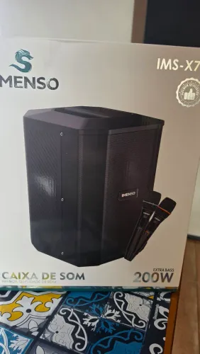Caixa de som Imenso X74 com dois microfones recarregáveis